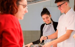 Atenció sociosanitària a persones dependents en institucions socials (Programa FOAP)